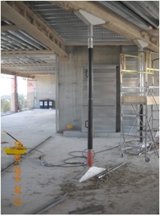 Prove di carico su solai con applicazione del carico mediante martinetti oleodinamici a contrasto e misura delle deformazioni tramite trasduttori di spostamento digitali