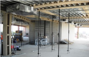 Prove di carico su solai con applicazione del carico mediante martinetti oleodinamici a contrasto e misura delle deformazioni tramite trasduttori di spostamento digitali