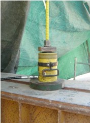 Prove di carico a trazione  su pali di fondazione con applicazione del carico mediante martinetti oleodinamici e misura delle deformazioni tramite flessimetri analogici