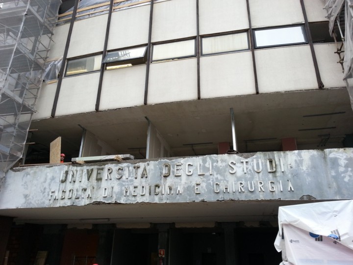 Prove di carico su solai con applicazione del carico mediante martinetti oleodinamici a contrasto e misura delle deformazioni tramite trasduttori di spostamento digitali