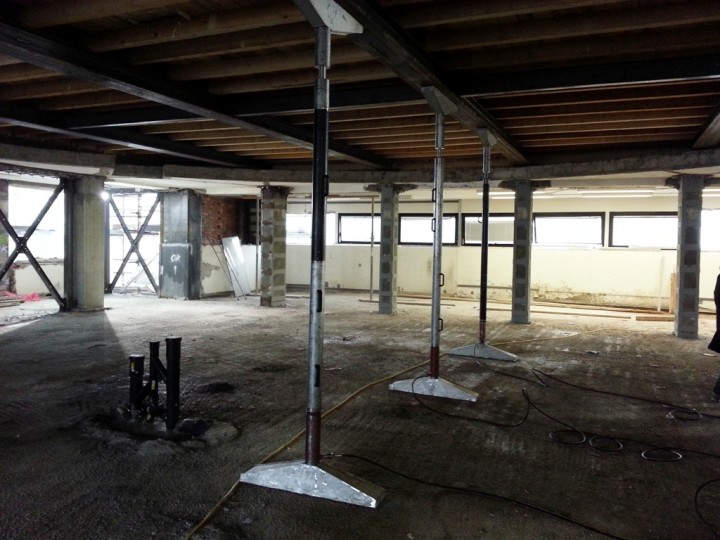 Prove di carico su solai con applicazione del carico mediante martinetti oleodinamici a contrasto e misura delle deformazioni tramite trasduttori di spostamento digitali