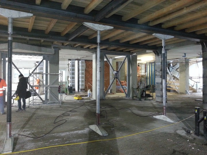 Prove di carico su solai con applicazione del carico mediante martinetti oleodinamici a contrasto e misura delle deformazioni tramite trasduttori di spostamento digitali