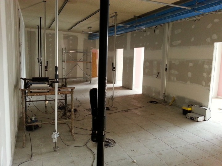 Prove di carico su solai con applicazione del carico mediante martinetti oleodinamici a contrasto e misura delle deformazioni tramite trasduttori di spostamento digitali