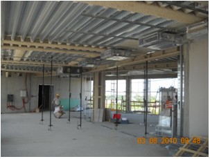 Prove di carico su solai con applicazione del carico mediante martinetti oleodinamici a contrasto e misura delle deformazioni tramite trasduttori di spostamento digitali