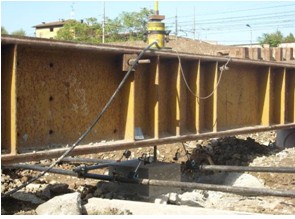 Prove di carico a trazione su pali di fondazione con applicazione del carico mediante martinetti oleodinamici e misura delle deformazioni tramite flessimetri analogici