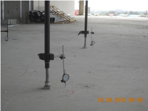 Prove di carico su solai con applicazione del carico mediante martinetti oleodinamici a contrasto e misura delle deformazioni tramite trasduttori di spostamento digitali