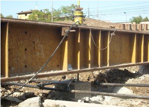 Prove di carico a trazione su pali di fondazione con applicazione del carico mediante martinetti oleodinamici e misura delle deformazioni tramite flessimetri analogici