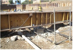 Prove di carico a trazione su pali di fondazione con applicazione del carico mediante martinetti oleodinamici e misura delle deformazioni tramite flessimetri analogici