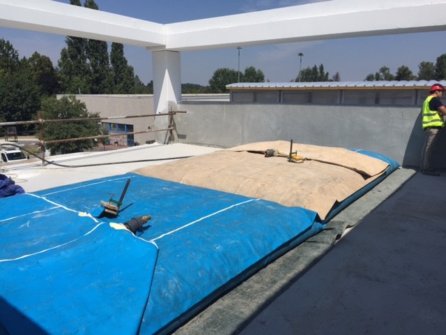 Prove di carico su solai con formazione del carico mediante gommoni in PVC e verifica degli abbassamenti trasduttori di spostamento analogici.