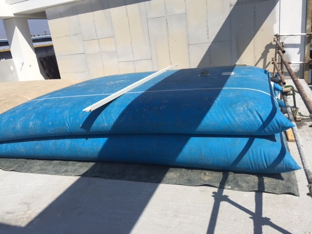 Prove di carico su solai con formazione del carico mediante gommoni in PVC e verifica degli abbassamenti trasduttori di spostamento analogici.