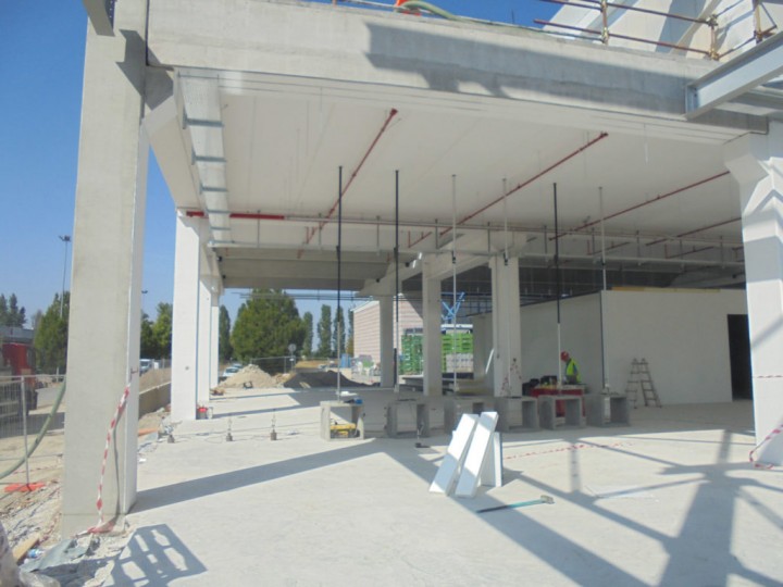 Prove di carico su solai con formazione del carico mediante gommoni in PVC e verifica degli abbassamenti trasduttori di spostamento analogici.