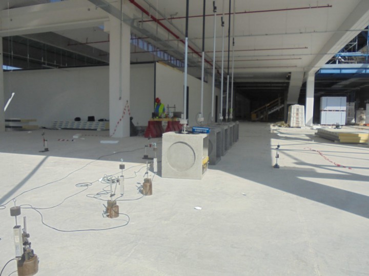 Prove di carico su solai con formazione del carico mediante gommoni in PVC e verifica degli abbassamenti trasduttori di spostamento analogici.