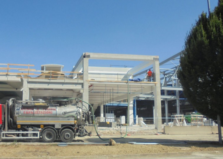 Prove di carico su solai con formazione del carico mediante gommoni in PVC e verifica degli abbassamenti trasduttori di spostamento analogici.