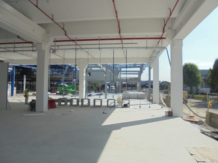 Prove di carico su solai con formazione del carico mediante gommoni in PVC e verifica degli abbassamenti trasduttori di spostamento analogici.