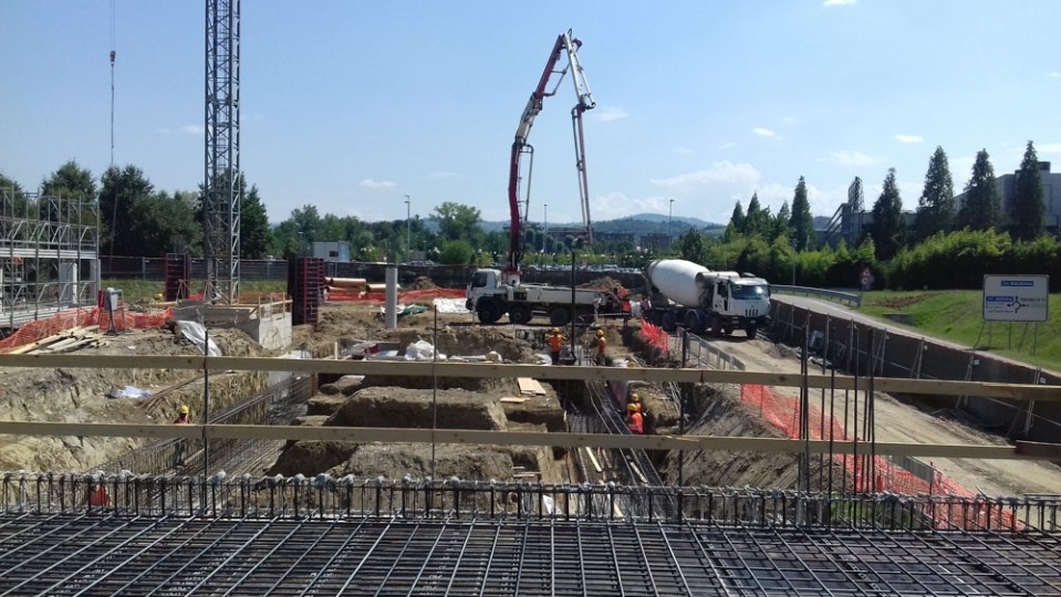 Prove di carico su solai con piscine in PVC con verifica degli abbassamenti trasduttori di spostamento .