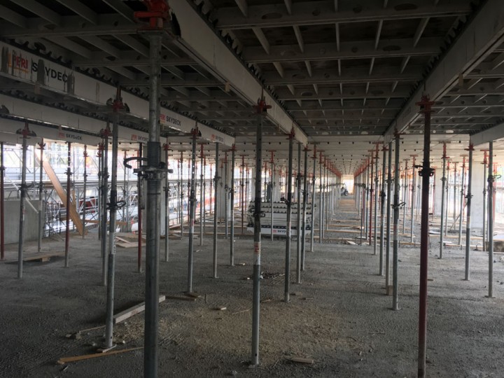 Prove di carico su solai con piscine in PVC con verifica degli abbassamenti trasduttori di spostamento .