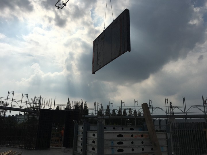 Prove di carico su solai con piscine in PVC con verifica degli abbassamenti trasduttori di spostamento .