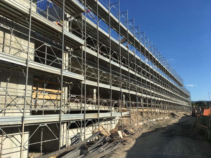 Prove di carico su solai con piscine in PVC con verifica degli abbassamenti trasduttori di spostamento .