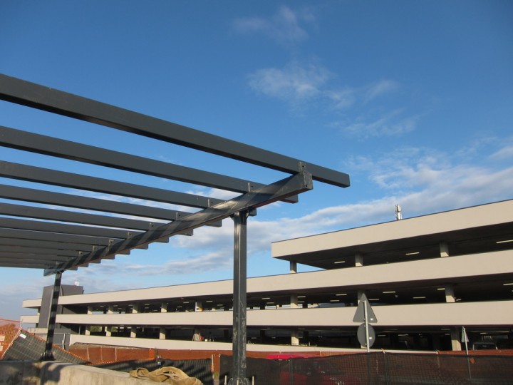 Prove di carico su solai con piscine in PVC con verifica degli abbassamenti trasduttori di spostamento .