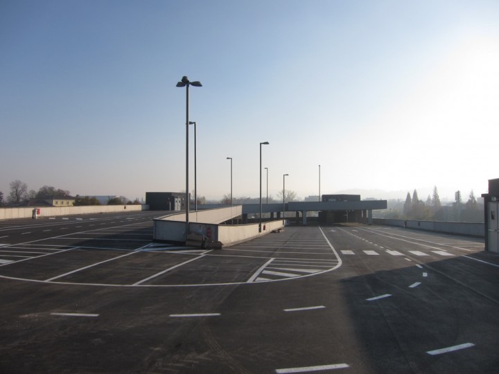 Prove di carico su solai con piscine in PVC con verifica degli abbassamenti trasduttori di spostamento .