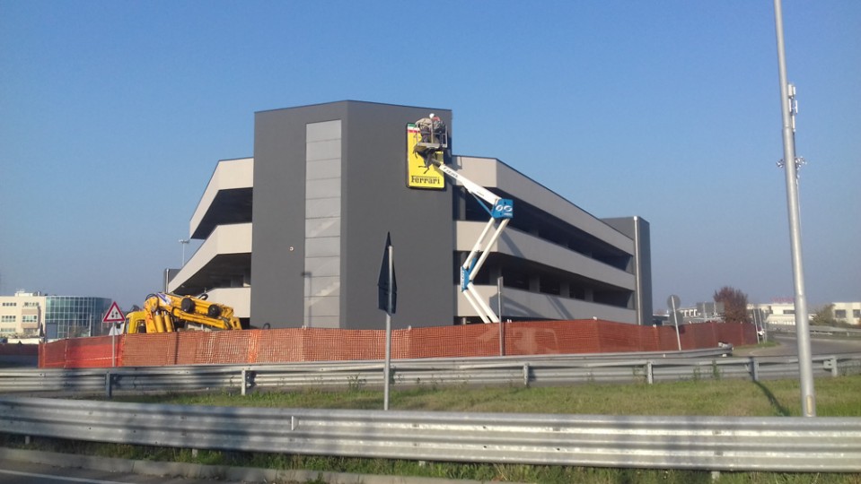 Prove di carico su solai con piscine in PVC con verifica degli abbassamenti trasduttori di spostamento .